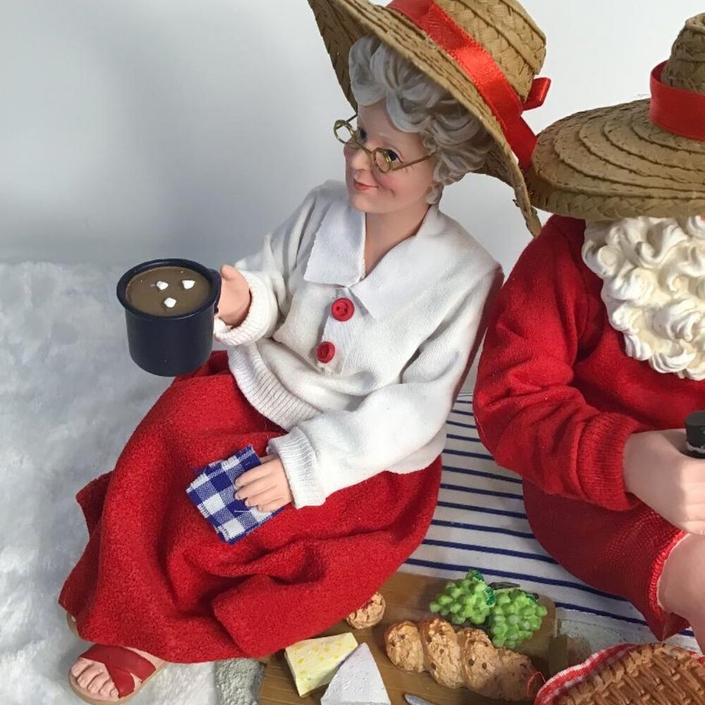 Clothtique Possible Dreams 'Life is a Picnic' 2023 Santa Figure 6012189 - NEW - Picture 7 of 11